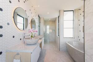 Stylish 4Bed Luxury Villa with Private Pool Access