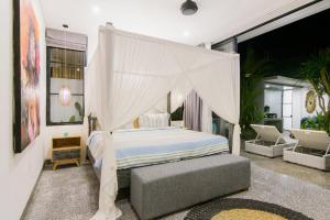 Stylish 4Bed Luxury Villa with Private Pool Access