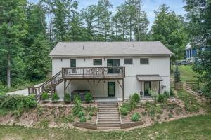 BRAND NEW 10 Min to Downtown and Private HOT TUB and Arcade