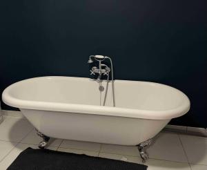 Villas maison pierre centre Uzes climatisation garage : photos des chambres