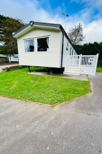 HOLYWELL PENN - Delightful Caravan with Outside Space in Newquay