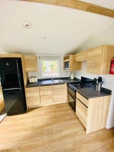 HOLYWELL PENN - Delightful Caravan with Outside Space in Newquay