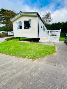 HOLYWELL PENN - Delightful Caravan with Outside Space in Newquay
