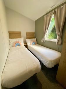 HOLYWELL PENN - Delightful Caravan with Outside Space in Newquay