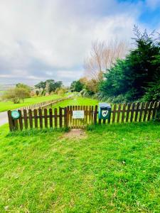 HOLYWELL PENN - Delightful Caravan with Outside Space in Newquay