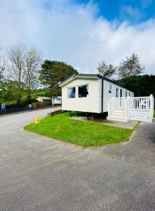 HOLYWELL PENN - Delightful Caravan with Outside Space in Newquay