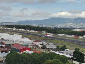Apartamento a la par del aeropuerto con gran balcón 1 habitación!