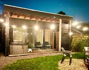 Family house with garden & jacuzzi & sauna near Amsterdam - Vijfhuizen