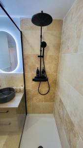 Appartements - LA SUITE DELOS - JACUZZI 2 PLACES - CENTRE VILLE A PIED - LIT QUEEN SIZE - PARKING PRIVEE - WIFI - City Center within walking distance - : photos des chambres