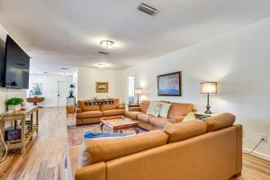 6 Mi to Beaches Modern Bradenton Getaway!
