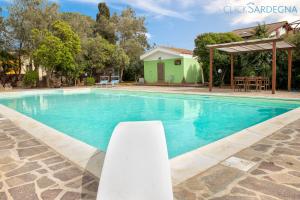 Villa Melograno with exclusive swimming pool surrounded by greenery img15