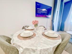 Luxury 2 Bedroom in the Nook 1 next to Metro Energy