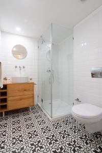 Host Wise - Large Colourful Flats - Ace Location