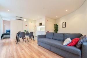 Host Wise - Large Colourful Flats - Ace Location