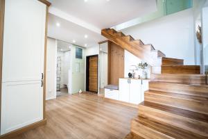 Host2U Penthouse Sauna, Jacuzzi, Fireplace