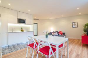 Host Wise - Large Colourful Flats - Ace Location