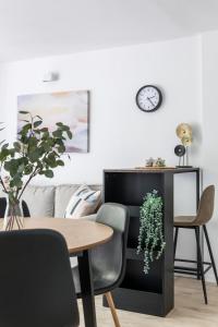 NEW!Charming 2bd apt close to center and natural beach