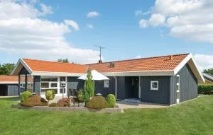 Lovely Home In Glesborg With Kitchen - Tvedhuse