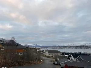 The Yellow House - Tomasjorda