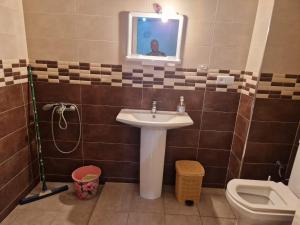 شقة سفلية ذات شرفتين تهوية ممتازة 2 بيوت صالون مطبخ حمام وايفاي تجزئة قواسم طنجة