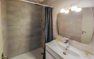 Maisons de vacances Cozy Home In Cabrerolles : photos des chambres