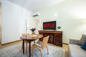 Elegant King Apartment in Testaccio Walk to Colosseum