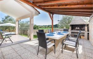Nice Home In Valbandon With Jacuzzi 