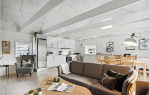 3 Bedroom Gorgeous Home In Asaa