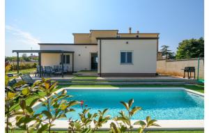 3 Bedroom Cozy Home In Banjole