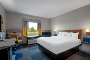 King Room - Hearing Impaired Access/Non-Smoking room in Microtel Inn & Suites by Wyndham Winchester