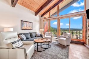 The West 3324 Updated 2 Bedroom Plus Loft with Easy Walk to Gondolas, Views, Amenities