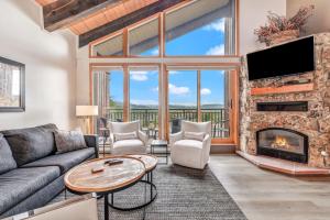 The West 3324 Updated 2 Bedroom Plus Loft with Easy Walk to Gondolas, Views, Amenities