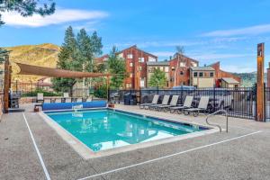 The West 3324 Updated 2 Bedroom Plus Loft with Easy Walk to Gondolas, Views, Amenities