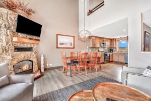 The West 3324 Updated 2 Bedroom Plus Loft with Easy Walk to Gondolas, Views, Amenities