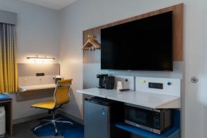 King Room with Roll-In Shower - Mobility Access/Non-Smoking room in Microtel Inn & Suites by Wyndham Winchester