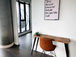 LUXURY DT, 2 Bedroom DEAL, Private Balcony, Full Kitchen, Gym - FREE PARKING