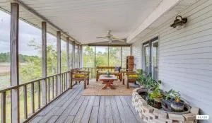 Milton Waterfront Home with Dock & Outdoor Kitchen - 米尔顿