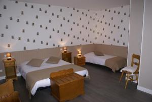 Hotels Logis Le Vedaquais : Chambre Triple