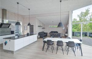 Three-Bedroom Holiday Home In Glesborg