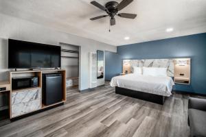 King Suite with Sea View room in Pacific Inn and Suites