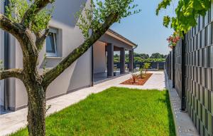 3 Bedroom Amazing Home In Stinjan