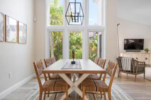 Agave Sun! Modern, tropical pool home just off Anna Maria Island!