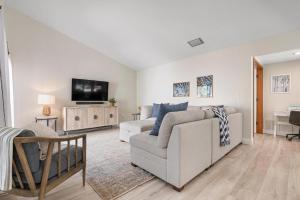 Agave Sun! Modern, tropical pool home just off Anna Maria Island!