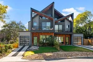 SoCo Villa - Backyard - Balconies - DT Austin - Sunset Valley