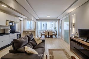 Apto vista mar a 200m do mar c 2 qts BC EBC0603