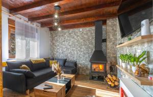 Cozy Home In Perusic With Jacuzzi