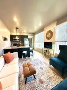 King Bed Suite-Free Parking-Prime Location - ديربورن