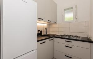2 Bedroom Cozy Apartment In Zaboric