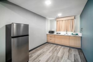 Deluxe King Suite room in Pacific Inn and Suites
