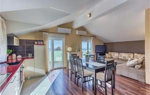 Four-Bedroom Holiday Home In Vinovo Gornje